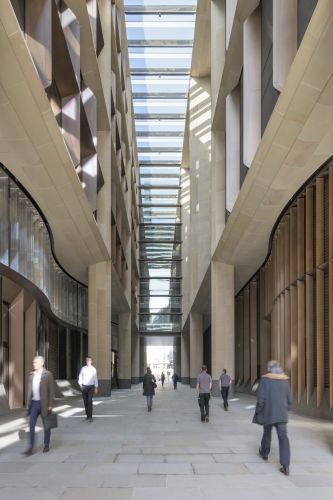 Porticato e spazi comuni nel nuovo headquerter Bloomberg di Londra