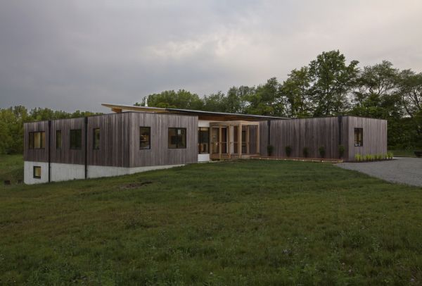 Haus firma la villa dal design moderno immersa nella natura