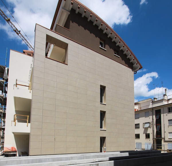 Sistema di facciata Isotec Parete di Brianza Plastica per tutti gli edifici del complesso residenziale