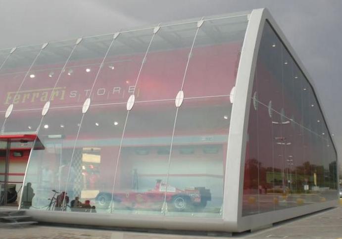 La struttura in vetro del Ferrari factory store