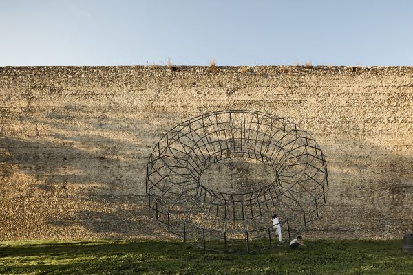 Installazione artistica “Mazzocchio” di Ben Jakober e Yannick Vu, adagiata sulle mura antiche di Prato