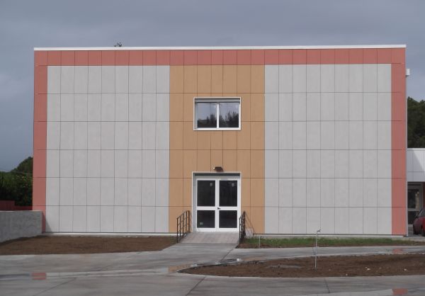 Per la facciata dell’edificio scolastico di Siracusa è stato scelto Isotec Parete di Brianza Plastica.