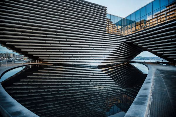 Il progetto del V&A Museum di Dundee circondato di acqua