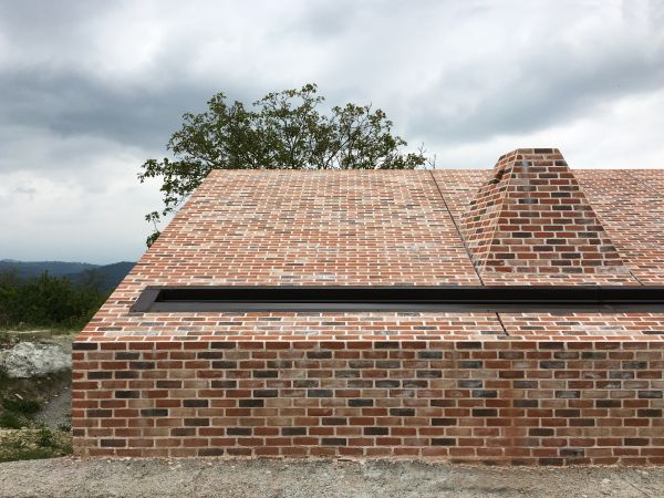 I mattoni san marco terreal che rivestono facciata e tetto della casa di Cigliè