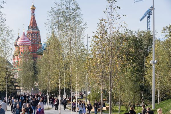 Percorrendo i viali del parco si possono ammirare le bellezze architettoniche di Mosca