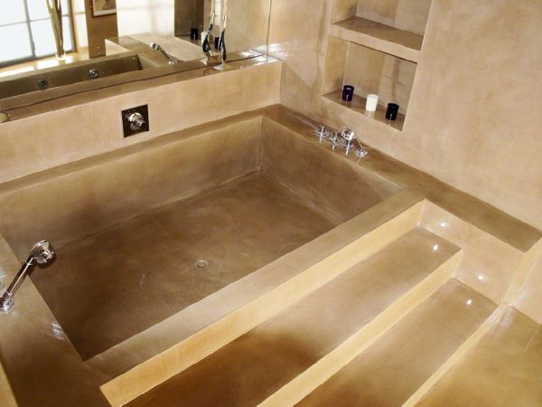 Anche i bagni possono essere resi unici e dal design accattivante grazie alla resina colorata
