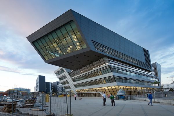 Il corpo centrale del campus di Vienna progettato da Zaha Hadid