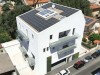 Edificio in legno con pannelli solari