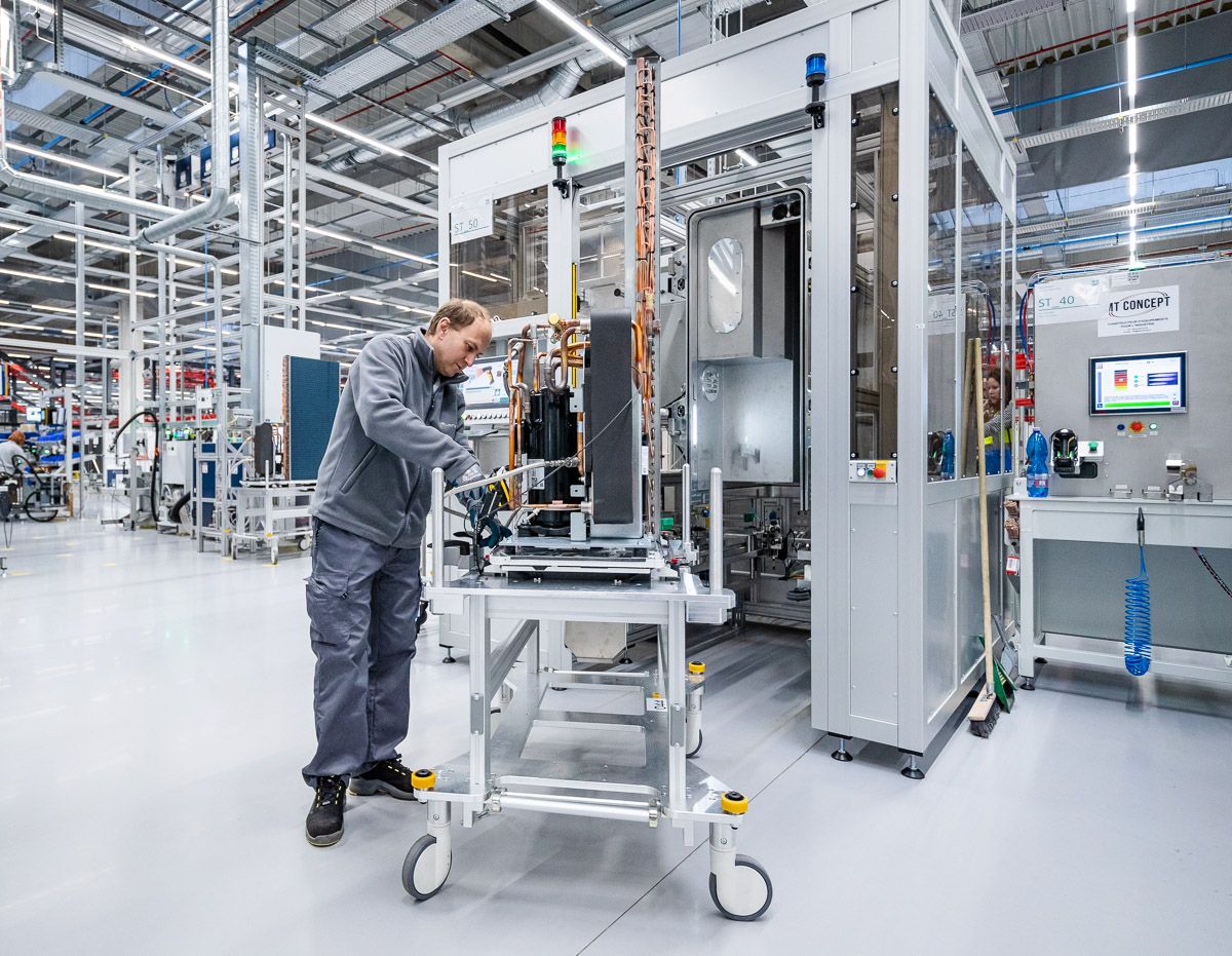 La linea produttiva della fabbrica Vaillant a Senica in cui si producono Pompe di calore La linea produttiva della fabbrica Vaillant a Senica in cui si producono Pompe di calore