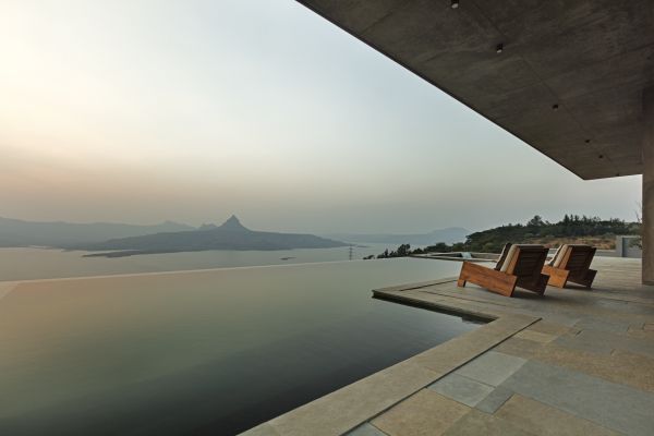 La vista mozzafiato della villa che sorge ai piedi dei monti Sahyadri, in India