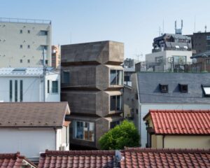 The Bay Window Tower House a Tokyo: una casa/studio costruita a torre
