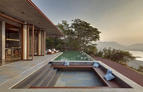 L'infinity pool che caratterizza la villa situata nel Western Ghats in India