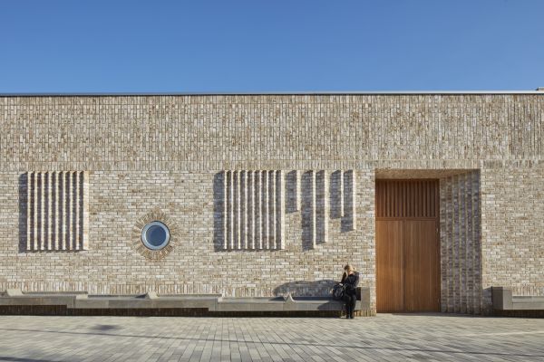 La facciata dell'asilo Storey's Field Centre & Eddington Nursery La facciata dell'asilo Storey's Field Centre & Eddington Nursery