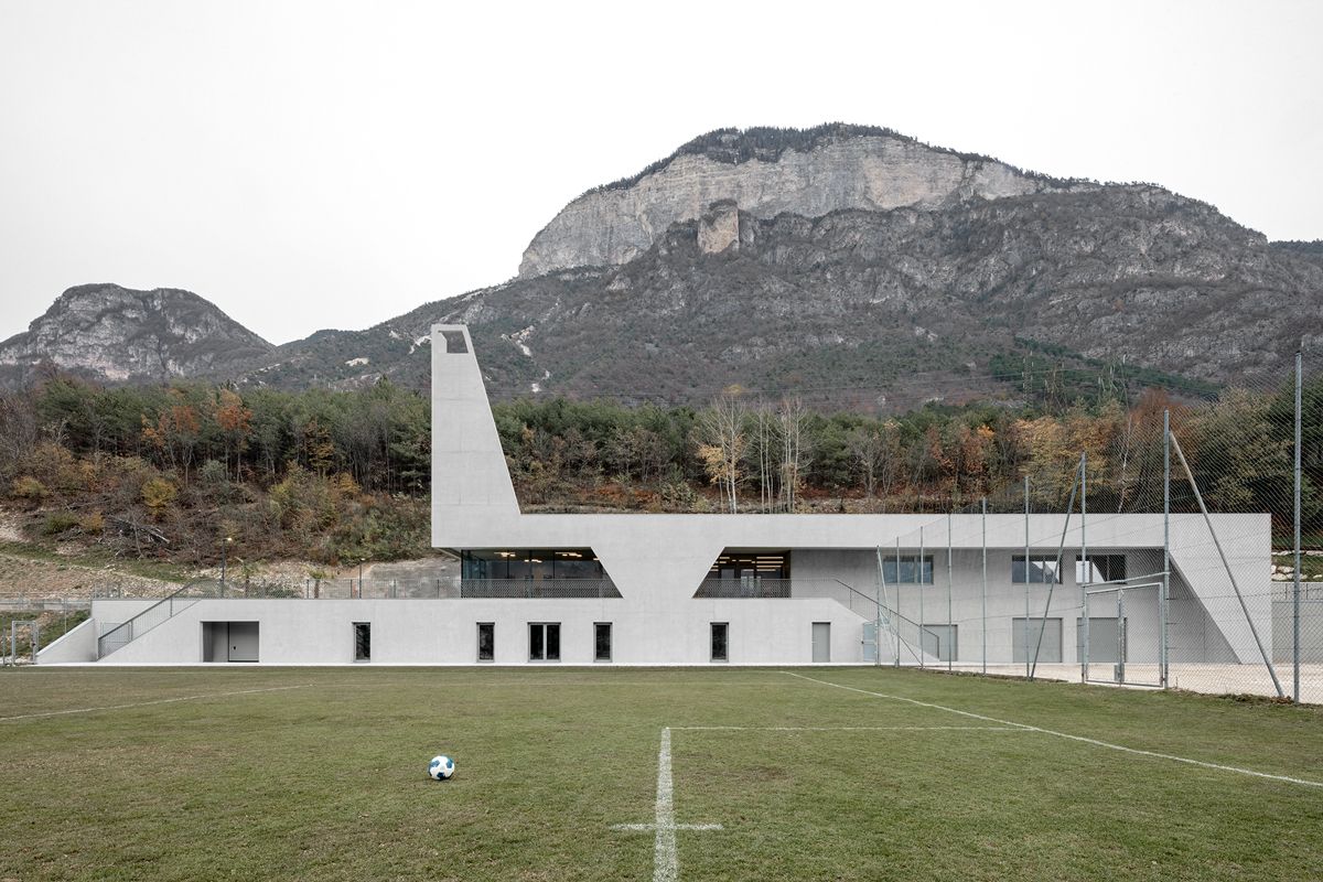 Fieldhouse, piccolo complesso polifunzionale a Egna, firmato studio di architettura MoDusArchitects