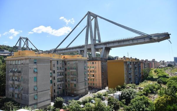 Crollo PONTE MORANDI (da SkyTg24)
