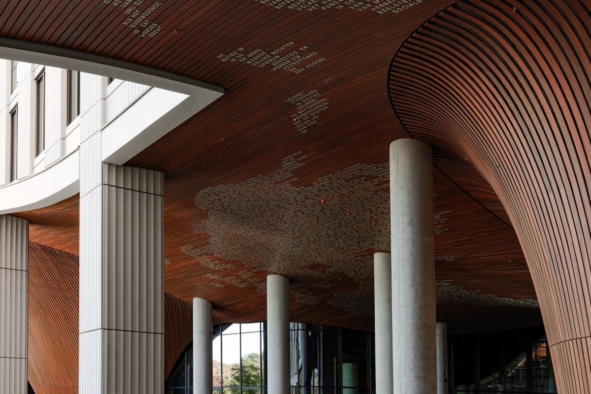 Il soffitto in legno del KJ Den Haag by Powerhouse Company Il soffitto in legno del KJ Den Haag by Powerhouse Company