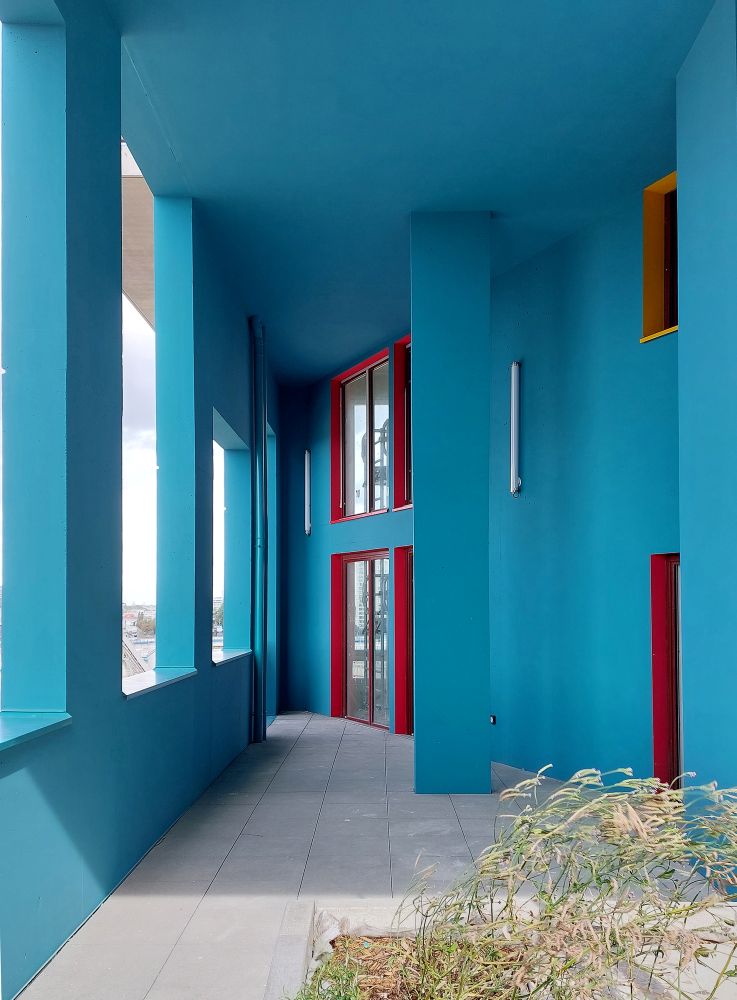 Gli spazi comuni del progetto START-Ivry a Parigi caratterizzati dal color turchese Gli spazi comuni del progetto START-Ivry a Parigi caratterizzati dal color turchese