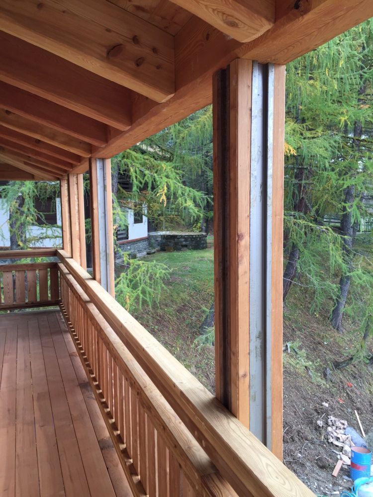 La balconata in legno grezzo dello chalet Abri des skieurs