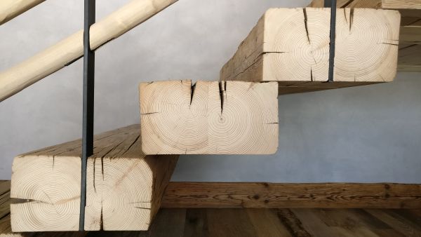 La scala in legno dello Chalet RDG a Chamonix