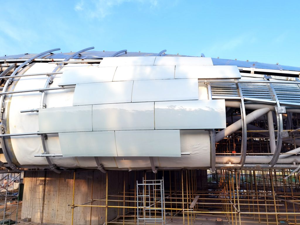 La facciata del Cloud Center di Aranya è coperta di pannelli di vetro bianco 
