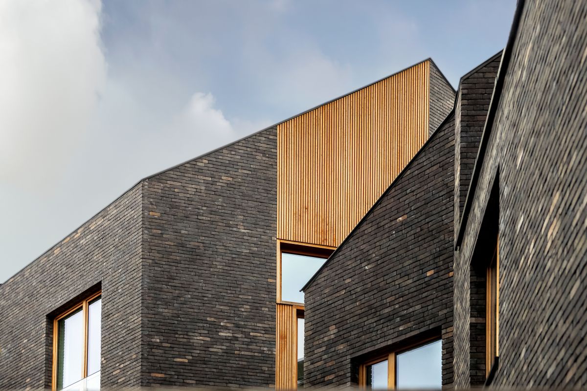 Snake Building ad Aarschot: mattoni e legno Snake Building ad Aarschot: mattoni e legno
