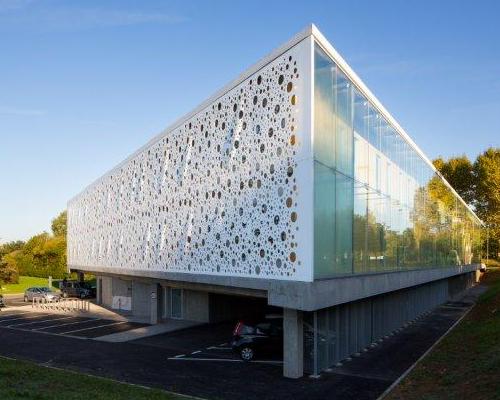 1 Facciata frangisole in Corian per un progetto di ampliamento