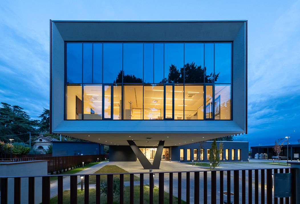 Il volume aggettante con gli uffici al primo piano della nuova sede di Italgas a Monselice 