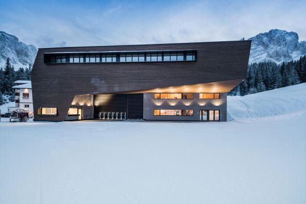 Legno lamellare per il rivestimento esterno della nuova cabinovia Piz Seteur in Val Gardena