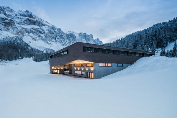 Legno lamellare per il rivestimento esterno della nuova cabinovia Piz Seteur in Val Gardena