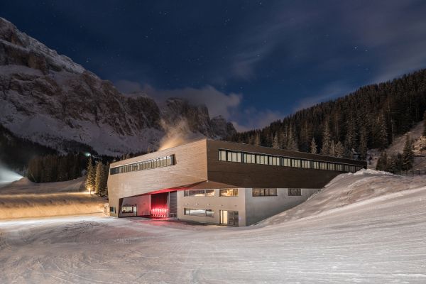 Veduta notturna della nuova cabinovia Piz Seteur in Val Gardena