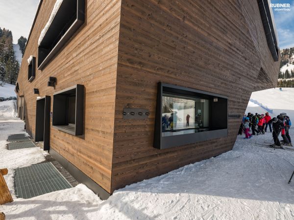 Legno lamellare per il rivestimento esterno della cabinovia Piz Seteur a Selva Val Gardena