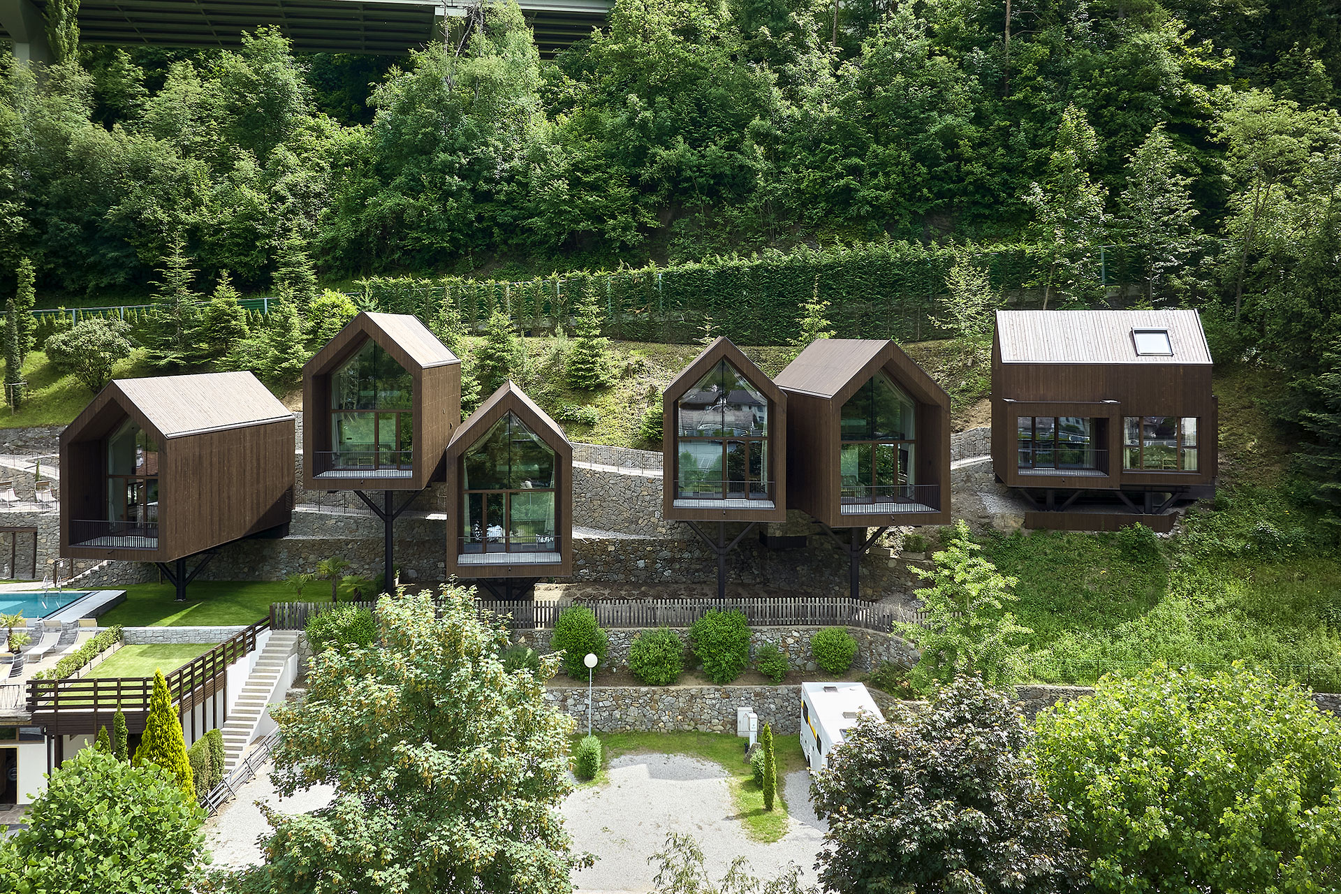 Ansitz Gamp Chalets: l'eccellenza dell'architettura in legno per il settore turistico