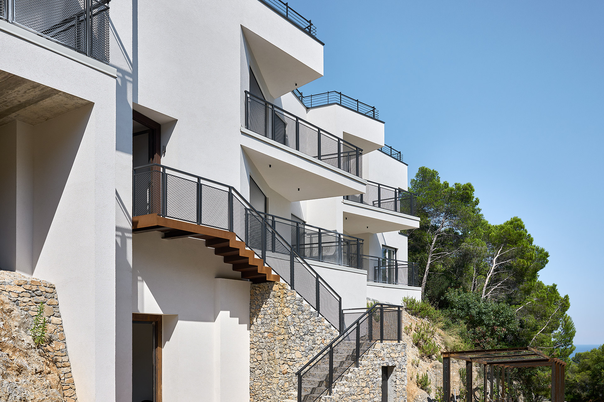 Punta Prodani a Bergeggi: quattro ville in legno tra macchia mediterranea e mare. Punta Prodani a Bergeggi: quattro ville in legno tra macchia mediterranea e mare.