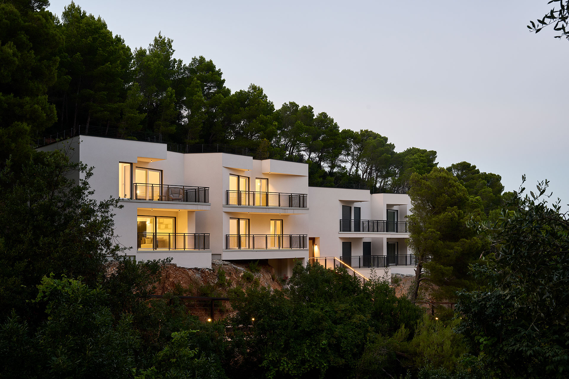 Punta Prodani a Bergeggi: quattro ville in legno tra macchia mediterranea e mare Punta Prodani a Bergeggi: quattro ville in legno tra macchia mediterranea e mare
