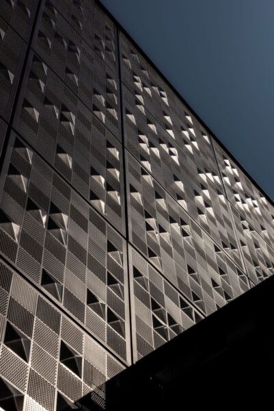 Vetra Building a Milano con finiture in lamiera metallica, sagomata e forata 