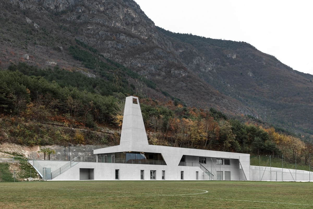 Fieldhouse, complesso polifunzionale a Egna realizzato da MoDusArchitects