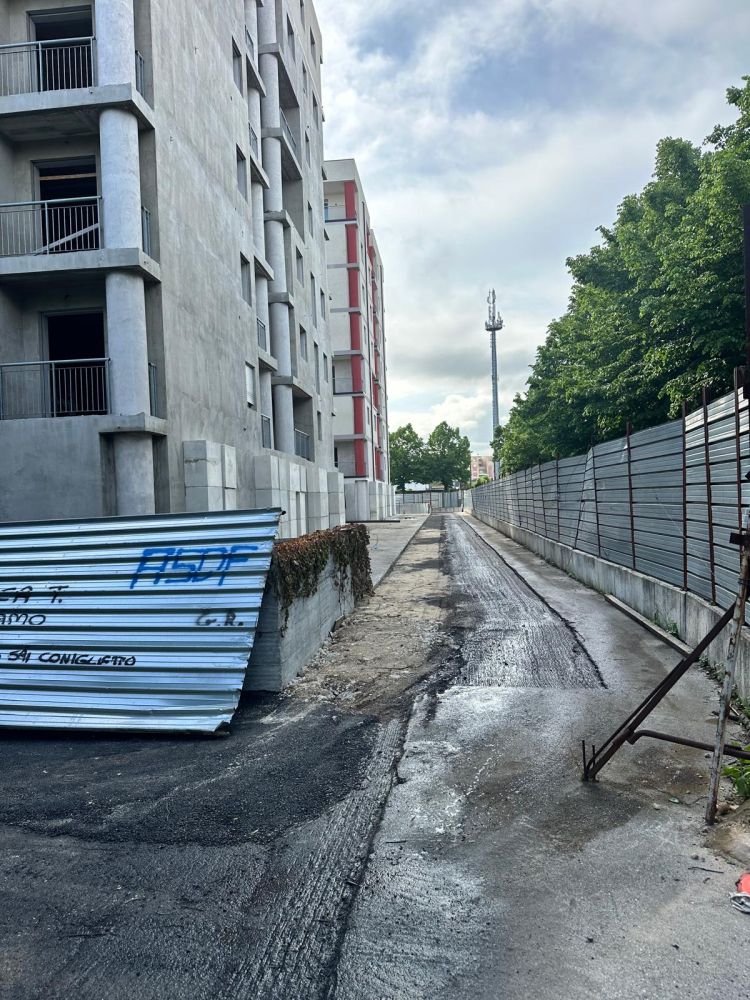 Il cantiere dei nuovi edifici residenziali in costruzione a Pescara