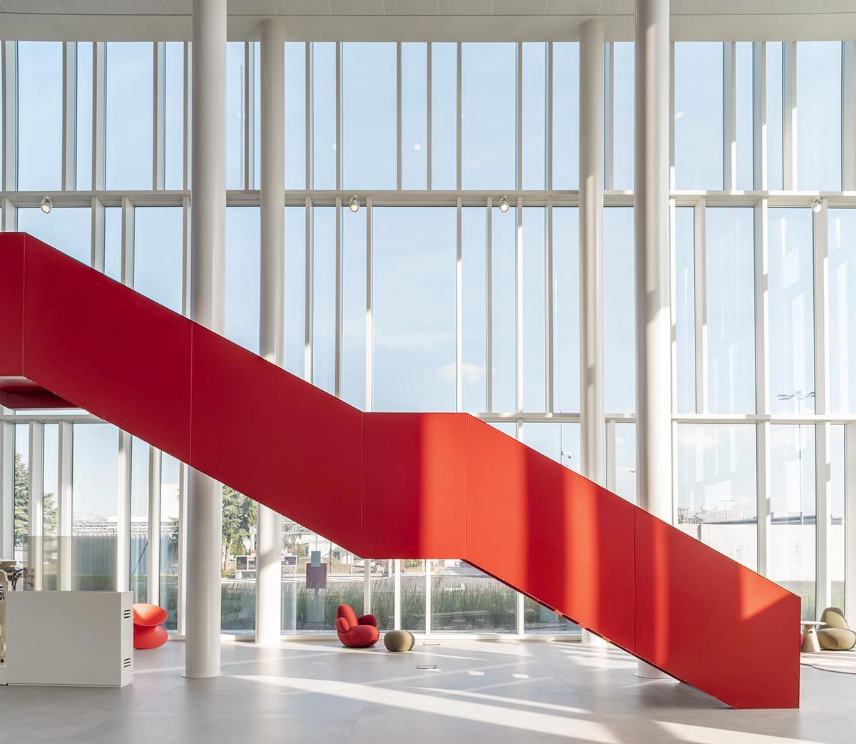 La scenografica scala metallica di colore rosso nella hall del Ferrero Technical Center ad Alba 