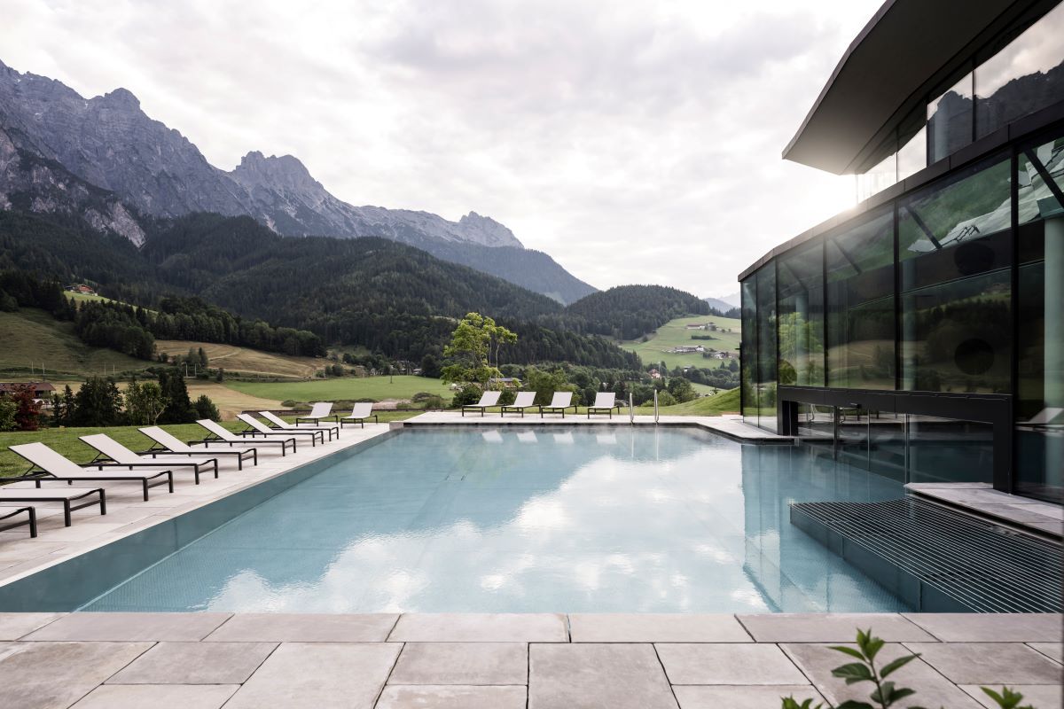 La nuova piscina della spa del Nature Resort Puradies a Leogang nel Salisburghese