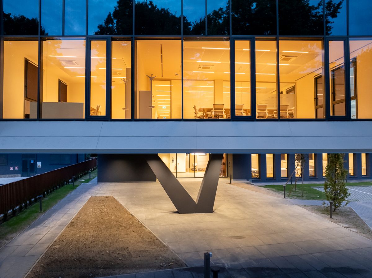 Il volume aggettante e gli uffici al primo piano della nuova sede Italgas a Monselice 