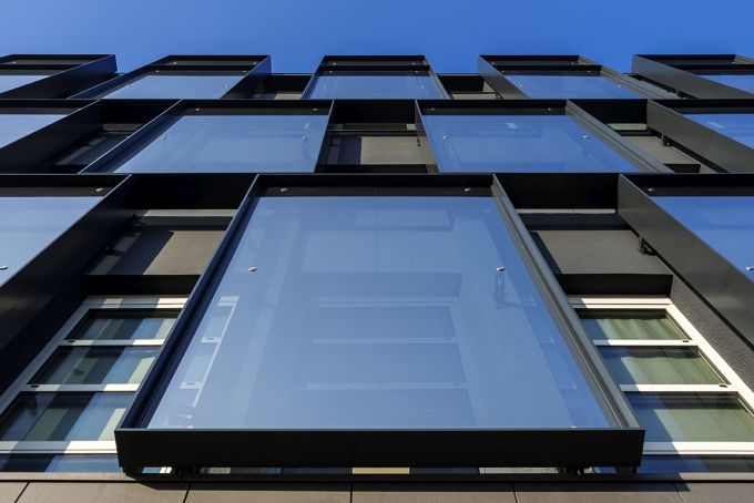 Le cornici metalliche vetrate della nuova facciata dell'edificio di viale Sarca 222 a Milano