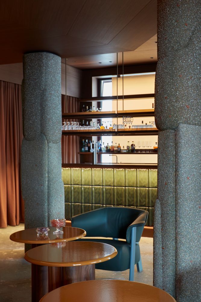 Le colonne realizzate con la speciale finitura granulare CIMENTO della zona bar del nuovo ristorante IGNIV