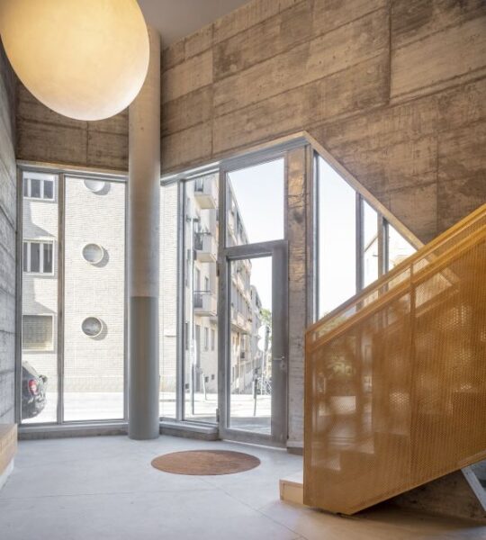 La scala dell’atrio di ingresso del nuovo complesso residenziale di via Lomellina a Torino