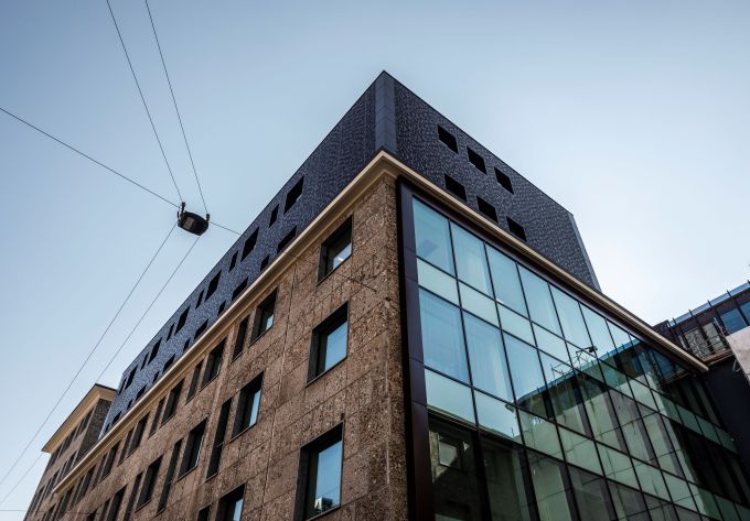 Le grandi vetrate che caratterizzano il Vetra Building a Milano