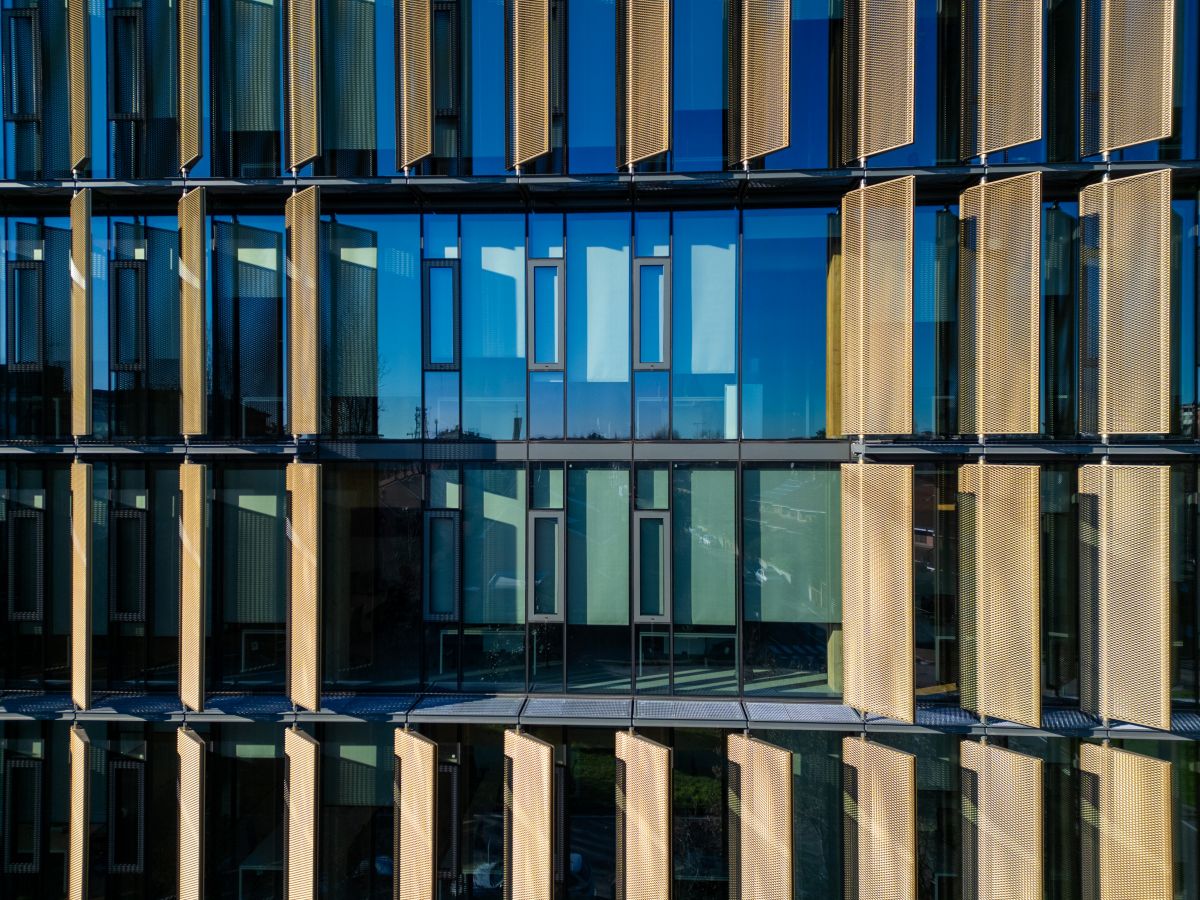 Zucchetti Village: dettaglio della facciata Est del nuovo edificio Zucchetti Village: dettaglio della facciata Est del nuovo edificio