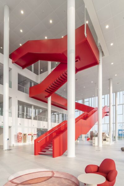 La scenografica scala metallica di colore rosso nella hall del Ferrero Technical Center ad Alba 