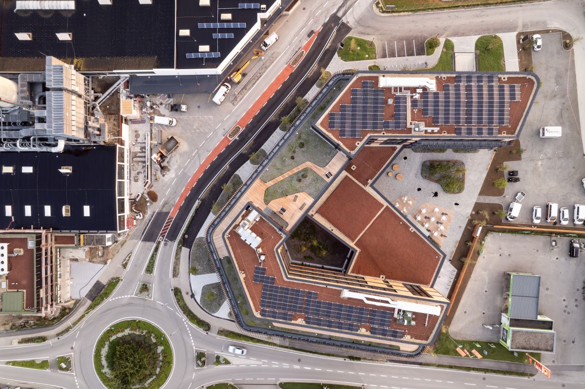 L’edificio del Team 7 World a Ried im Innkreis visto dall’alto; i pannelli fotovoltaici sono in copertura 