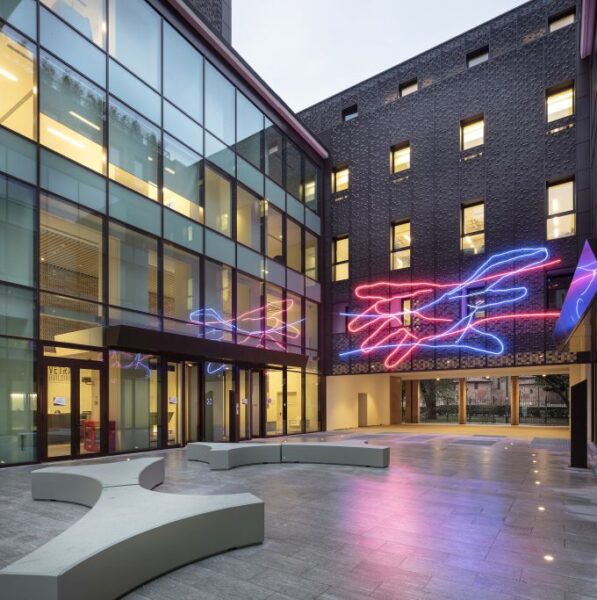 Le grandi vetrate che caratterizzano il Vetra Building a Milano