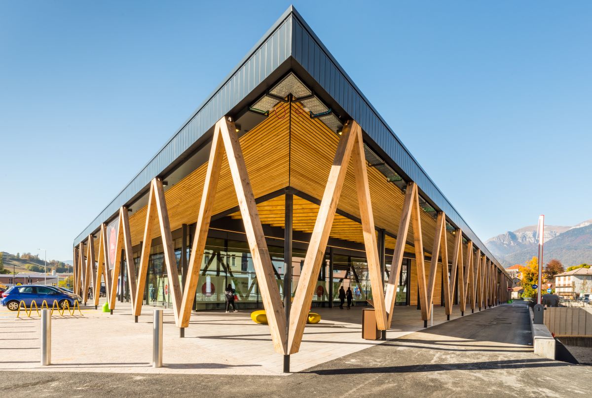 Centro commerciale a Feltre: la copertura è in legno lamellare e pannelli XLam 