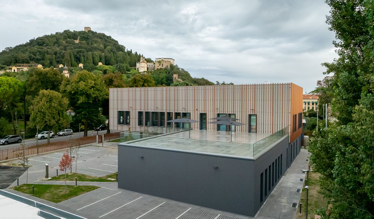 La terrazza al primo piano della palazzina uffici della nuova sede Italgas